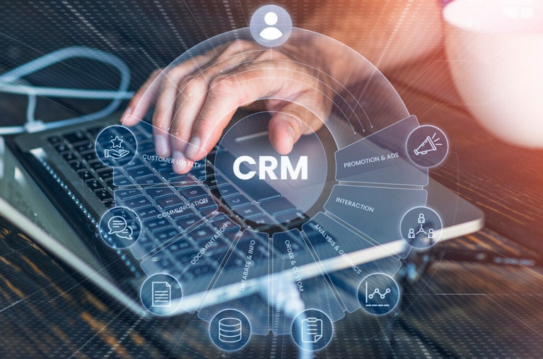 CRM mang lại nhiều lợi ích cho doanh nghiệp, từ quản lý khách hàng đến tối ưu chiến dịch marketing (Nguồn: Freepik)